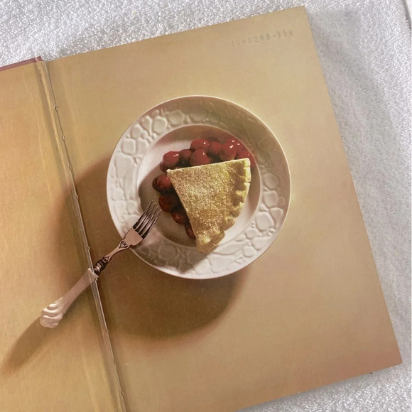 The Encyclopedia Of Creative  Cookery Hard Cover Cookbook - Picture 3 of 15